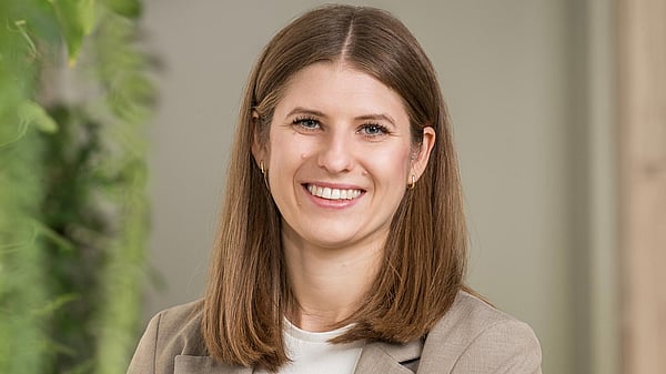Profile picture of Vera, a young woman with light brown long hair and blue eyes, smiling friendly into the camera